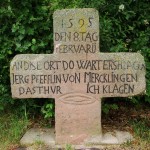 Steinkreuz mit Inschrift bei Tiefenbronn-Mühlhausen (Foto © R. Wolf)