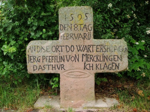 Steinkreuz mit Inschrift bei Tiefenbronn-Mühlhausen (Foto © R. Wolf)