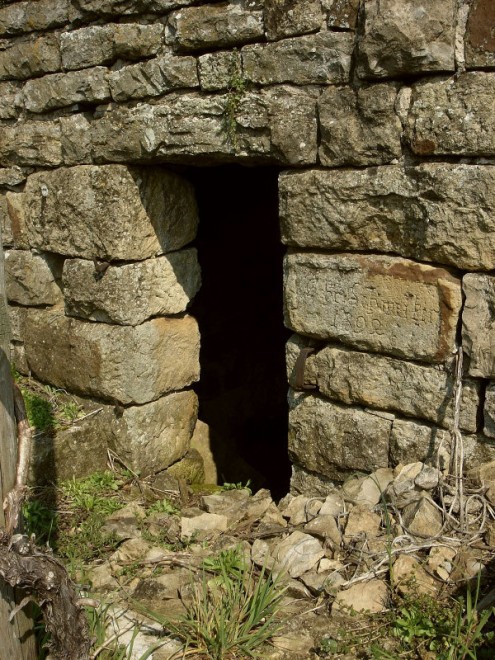Unterstand in der Weinbergmauer (Foto © R. Wolf)